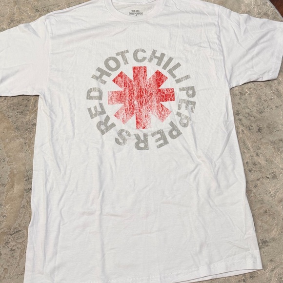 NWOT Red Hot Chili Peppers T-Shirt - Picture 2 of 5
